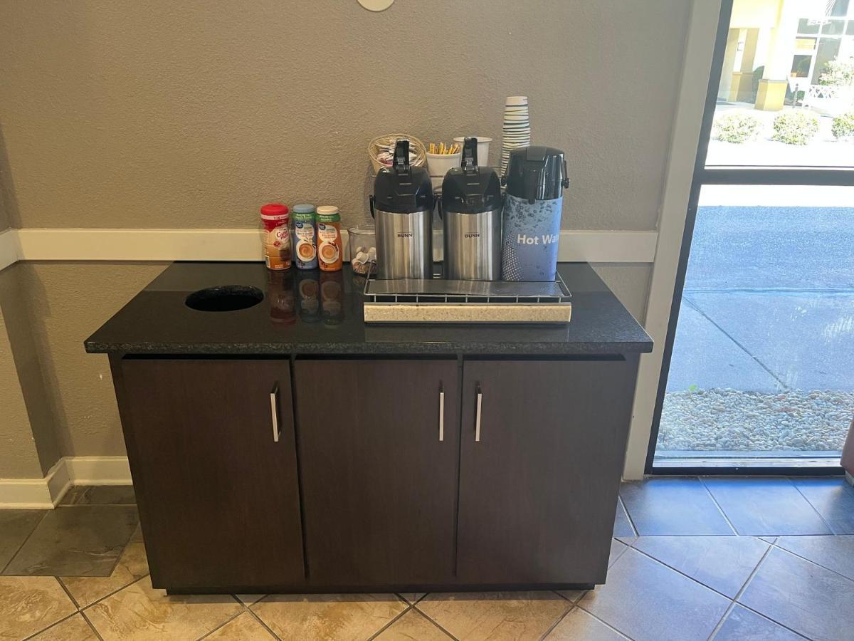 Red Roof Inn & Suites Newport News Luaran gambar
